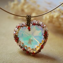 Collier pendentif Grand coeur cristal Swarovski sur torque dorée