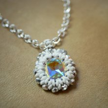 Pendentif  médaillon Super Duo blanc sur chaîne argentée