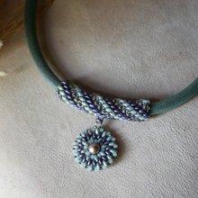 Collier en cuir épais Regaliz au pendentif en perles tissées Violet/vert pâle