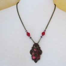 Collier pendentif en pierre de Jaspe fuchsia sur estampe patinée