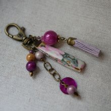 Porte clé bijou de sac perles Fuchsia au pompon violet
