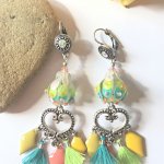 boucles d'oreilles pour oreilles percéesvertes avec pompons et strass colorées