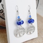 boucles d'oreille perles bleues en verre filé et pendentif symbole arbre de vie en métal argenté