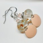 boucles d'oreille de createur couleur nude avec perles en verre filées à la main unique