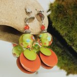 boucles d'oreilles colorées et uniques composées de perle en verre et de sequin orange d'automne et vert clair