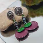 boucles d'oreilles pour oreilles percéesvertes et violet couleurs originales et maruage parfait sur des perles en verre