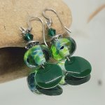 boucles d'oreilles vert foncé pour oreilles percées avec pendentif en verre filé faite à la main