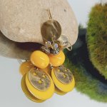 boucles d'oreilles jaune bouton d'or et couleur bronze avec perles artisanales