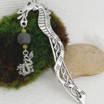 marque pages pendentif dragon avec perle gris faite main et perle pierre naturelle