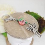 porte clé argenté pendentif fée avec coeur et superbe perles avec motif floral très fin et coloré rose et vert