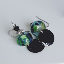 boucles d'oreilles de créateur vert et noir pour oreilles percées faites à la main