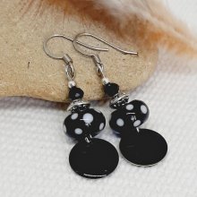 boucles d'oreille perles noires à pois blancs en verre filé faite à la main