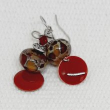 boucles d'oreille avec superbes perles artisanales rouge foncé et marron effet lézardé