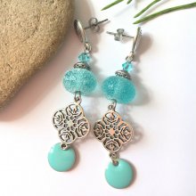 boucles d'oreille pendantes avec perle effet sucré bleu truquoise ciel en verre filé à la main