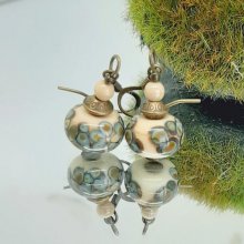 boucles d'oreilles fantaisie originales avec une perle artisanale en verre effet rakue beige et bronze