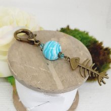 porte clé pendentif arête de poisson bronze et perle turquoise faite à la main en pâte polymère