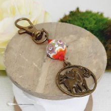 porte clé pendentif éléphant couleur bronze et superbe perle en verre filé faite à la main