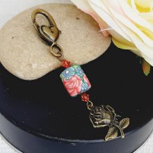 porte clé pendentif rose style rétro bronze et magnifique perle artisanale de forme originale