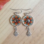 Boucles d'oreille pendantes enluminées fleur orangé/or blanc