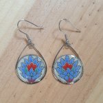 Boucles d'oreille pendantes enluminées fleur orientale bleue