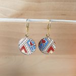 Boucles d'oreille pendantes enluminées doré/rouge/bleu