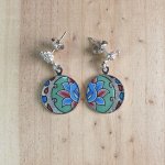 Boucles d'oreille enluminées fleur et arabesque vert/argenté/bleu/rosé