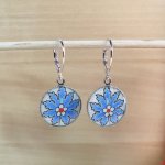 Boucles d'oreille pendantes enluminées fleur orientale bleue