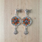 Boucles d'oreille pendantes enluminées printanières fleur orangé/or blanc