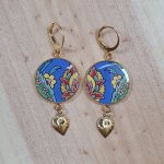 Boucles d'oreille pendantes enluminées fleur orientale fond bleu