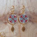 Boucles d'oreille pendantes enluminées Palmettes rouges ou bleues et Entrelacs or