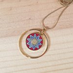 Collier pendentif enluminé rosace doré/rouge/bleu/vert sur chaîne dorée