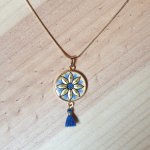 Collier pendentif enluminé fleur or/bleue sur chaîne dorée