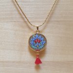 Collier pendentif enluminé fleur orientale bleue