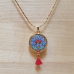 Collier pendentif fleur orientale bleue