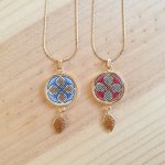 Collier pendentif enluminé palmettes bleues ou rouges entrelacs or sur chaîne dorée
