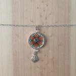 Collier pendentif enluminé printanier fleur orangé/or blanc sur chaîne argentée