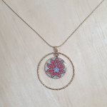 Collier pendentif enluminé fleur orientale rouge sur chaîne dorée