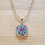 Collier pendentif enluminé fleur orientale bleue