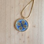 Collier pendentif enluminé palmettes bleues entrelacs or et rouge sur chaîne dorée
