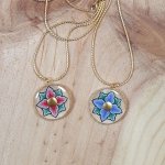 Collier pendentif enluminé printanier fleur rose ou bleue sur chaîne dorée