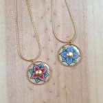 Collier pendentif enluminé printanier fleur rose ou bleue sur chaîne dorée