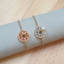 Bracelet réglable fleur or/bleue ou or/rouge sur chaîne dorée