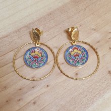 Boucles d'oreille pendantes enluminées fleur orientale fond bleu