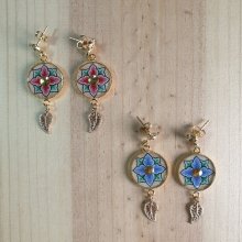 Boucles d'oreille pendantes printanières fleur rose ou bleue