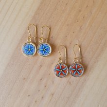 Boucles d'oreille enluminées petites fleurs printanières