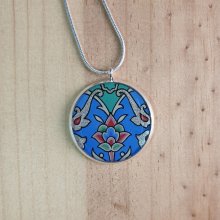 Collier pendentif fleur et arabesques bleu/argenté/vert/rosé sur chaîne argentée