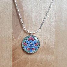Collier pendentif enluminé fleur vert/bleu/rosé sur chaîne argentée