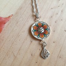 Collier pendentif fleur orangé/or blanc sur chaîne argentée