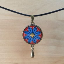 Collier pendentif rosace gothique sur cordon en coton ciré