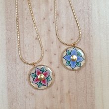 Collier pendentif printanier fleur rose ou bleue sur chaîne dorée